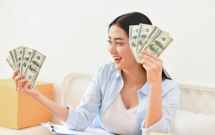 Sme business concept Young people are packing their packagesDe young businesswoman holding money